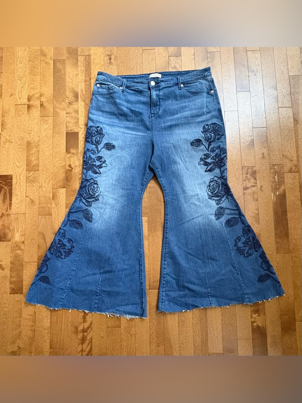 Torrid Festi High Rise Embroidered Super Flare Jeans Size 18S